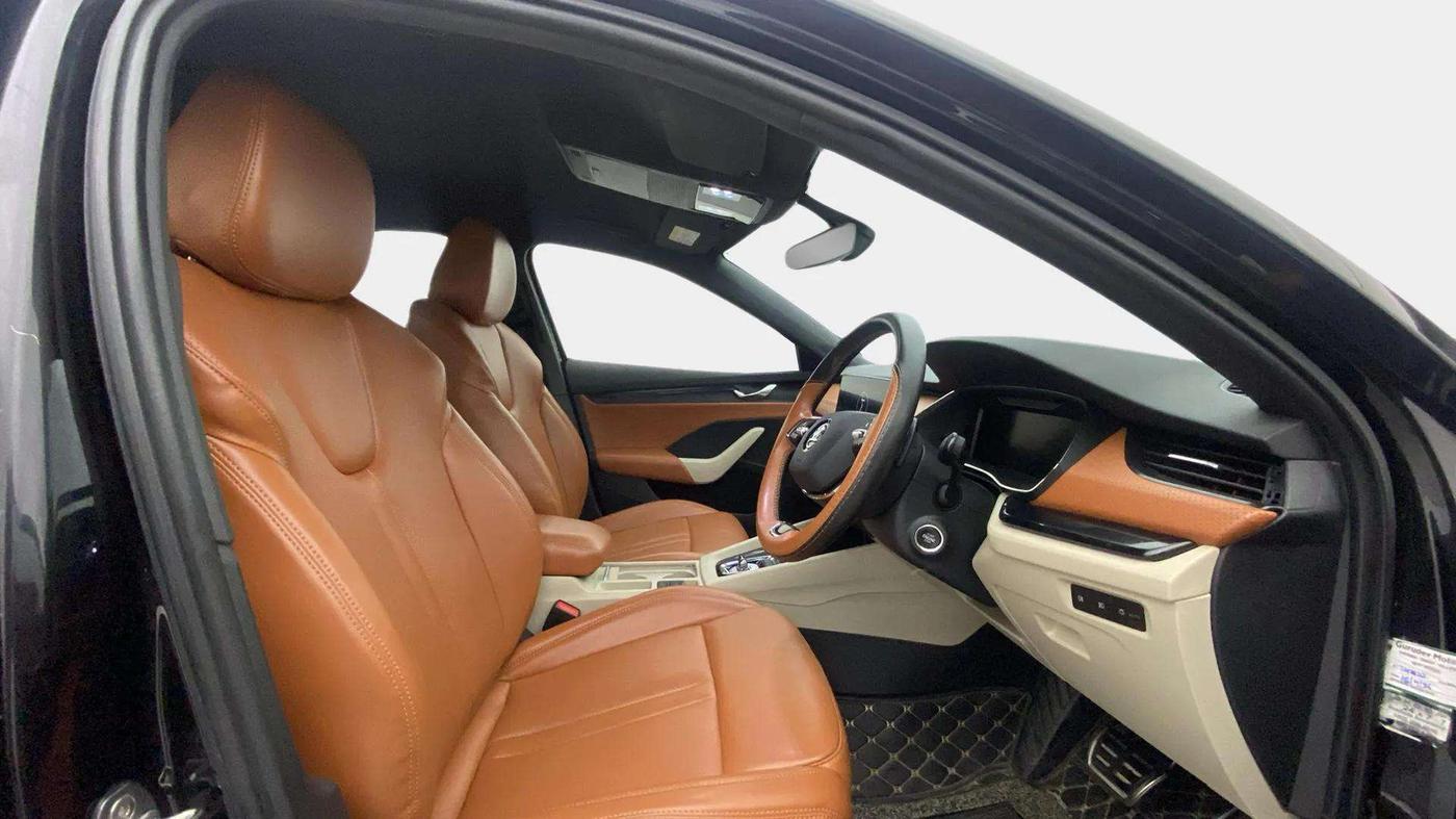 2022 Skoda Octavia L&K 2.0 AT, Petrol, Automatic, 65,585 km, Right Side Front Door Cabin