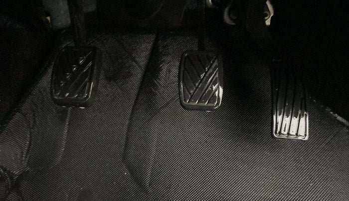 2015 Maruti Swift VXI, Petrol, Manual, 1,12,768 km, Pedals