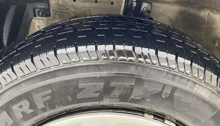 2015 Maruti Swift VXI, Petrol, Manual, 1,12,768 km, Left Front Tyre Tread
