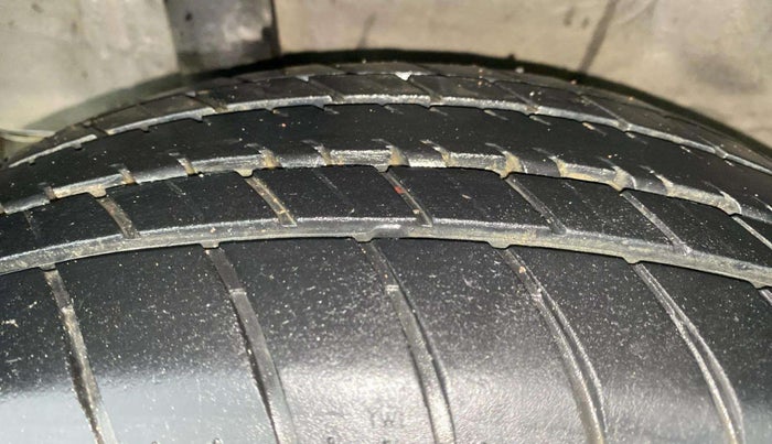 2016 Honda Brio VX MT, Petrol, Manual, 36,605 km, Right Rear Tyre Tread