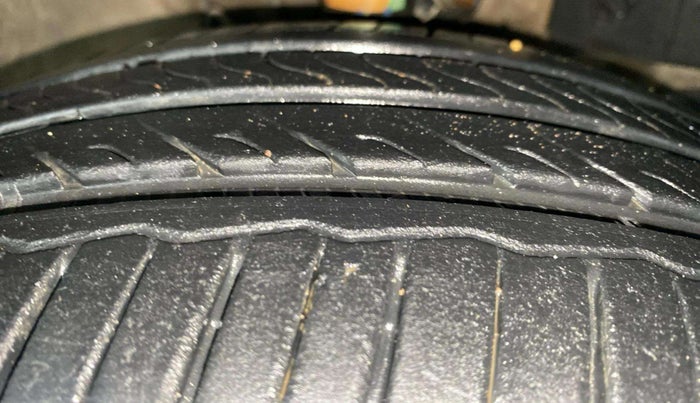 2016 Honda Brio VX MT, Petrol, Manual, 36,605 km, Right Front Tyre Tread