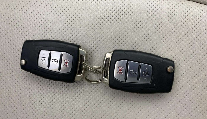 2020 Mahindra XUV300 W8 (O) 1.5 DIESEL AMT, Diesel, Automatic, 71,094 km, Key Close Up
