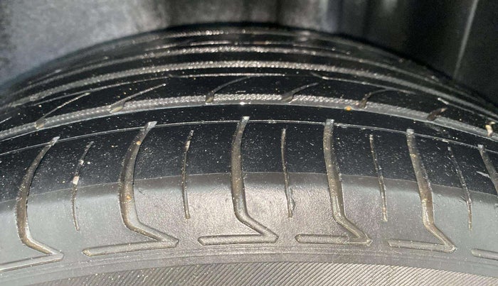 2015 Volkswagen Vento HIGHLINE PETROL AT, Petrol, Automatic, 85,679 km, Left Rear Tyre Tread
