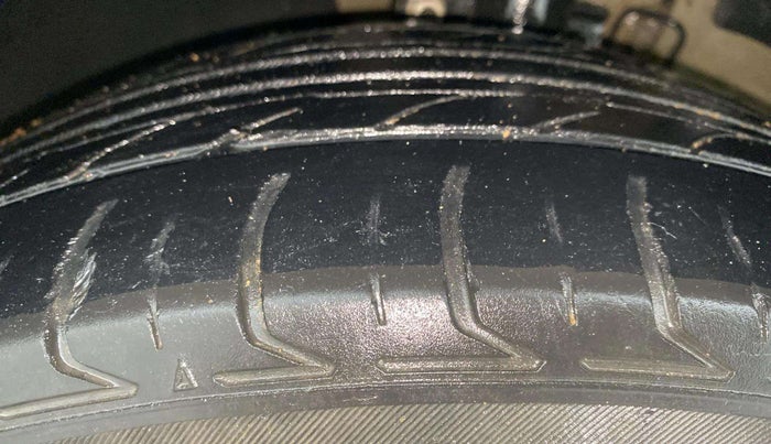 2015 Volkswagen Vento HIGHLINE PETROL AT, Petrol, Automatic, 85,679 km, Left Front Tyre Tread