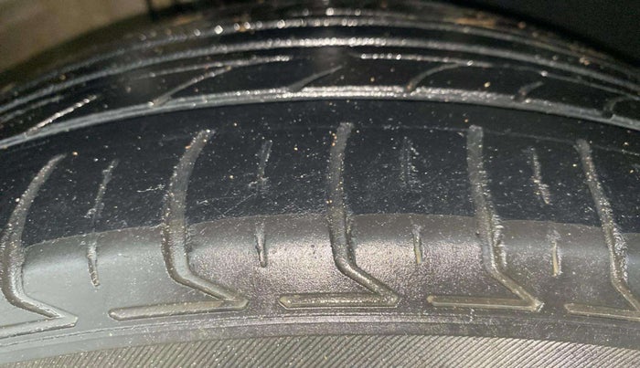 2015 Volkswagen Vento HIGHLINE PETROL AT, Petrol, Automatic, 85,679 km, Right Front Tyre Tread