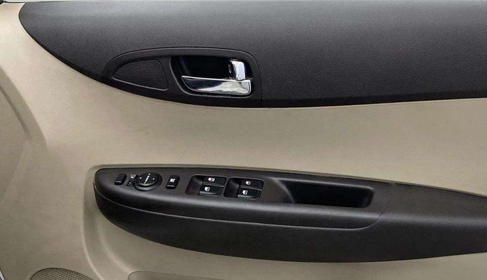 2013 Hyundai i20 MAGNA (O) 1.2, Petrol, Manual, 34,934 km, Driver Side Door Panels Control