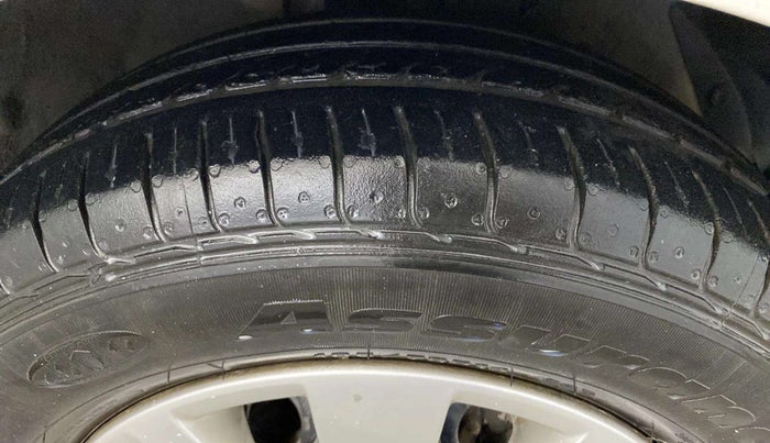 2013 Hyundai i20 MAGNA (O) 1.2, Petrol, Manual, 34,934 km, Right Front Tyre Tread