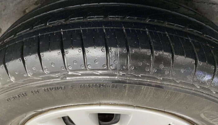 2013 Hyundai i20 MAGNA (O) 1.2, Petrol, Manual, 34,934 km, Right Rear Tyre Tread
