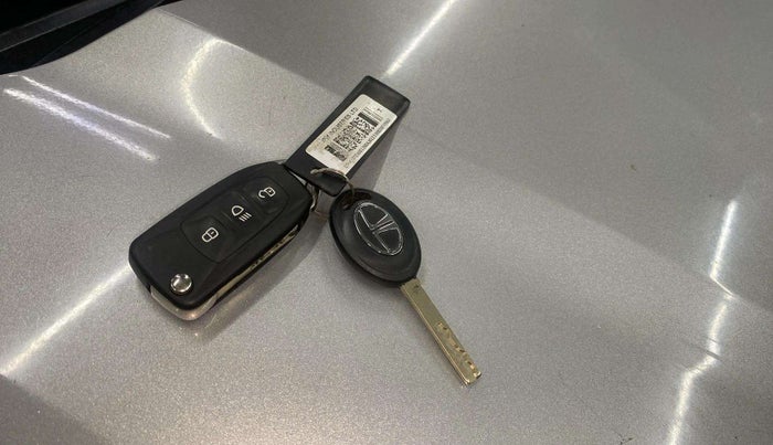 2020 Tata NEXON XZ PETROL, Petrol, Manual, 28,886 km, Key Close Up