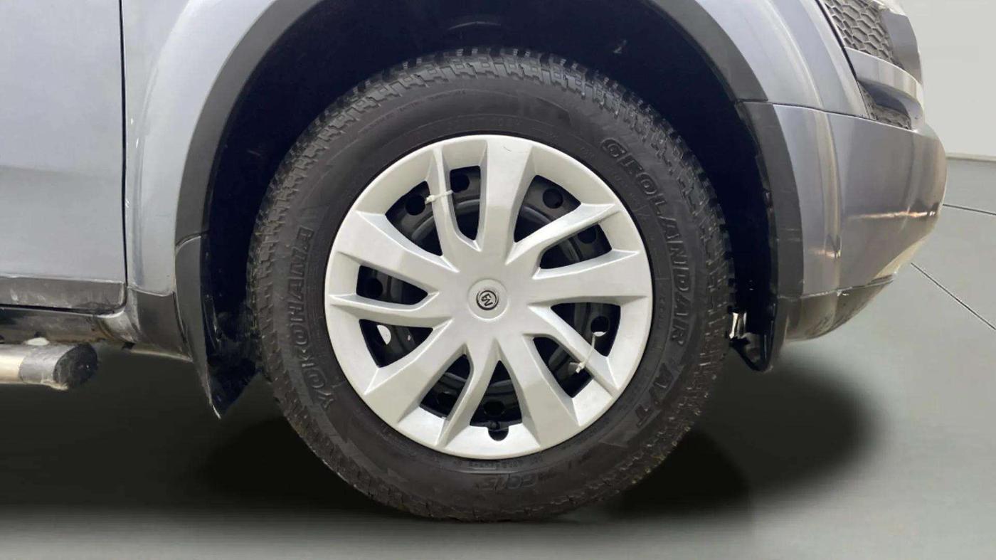 2012 Mahindra XUV500 W6, Diesel, Manual, 97,532 km, Right Front Wheel