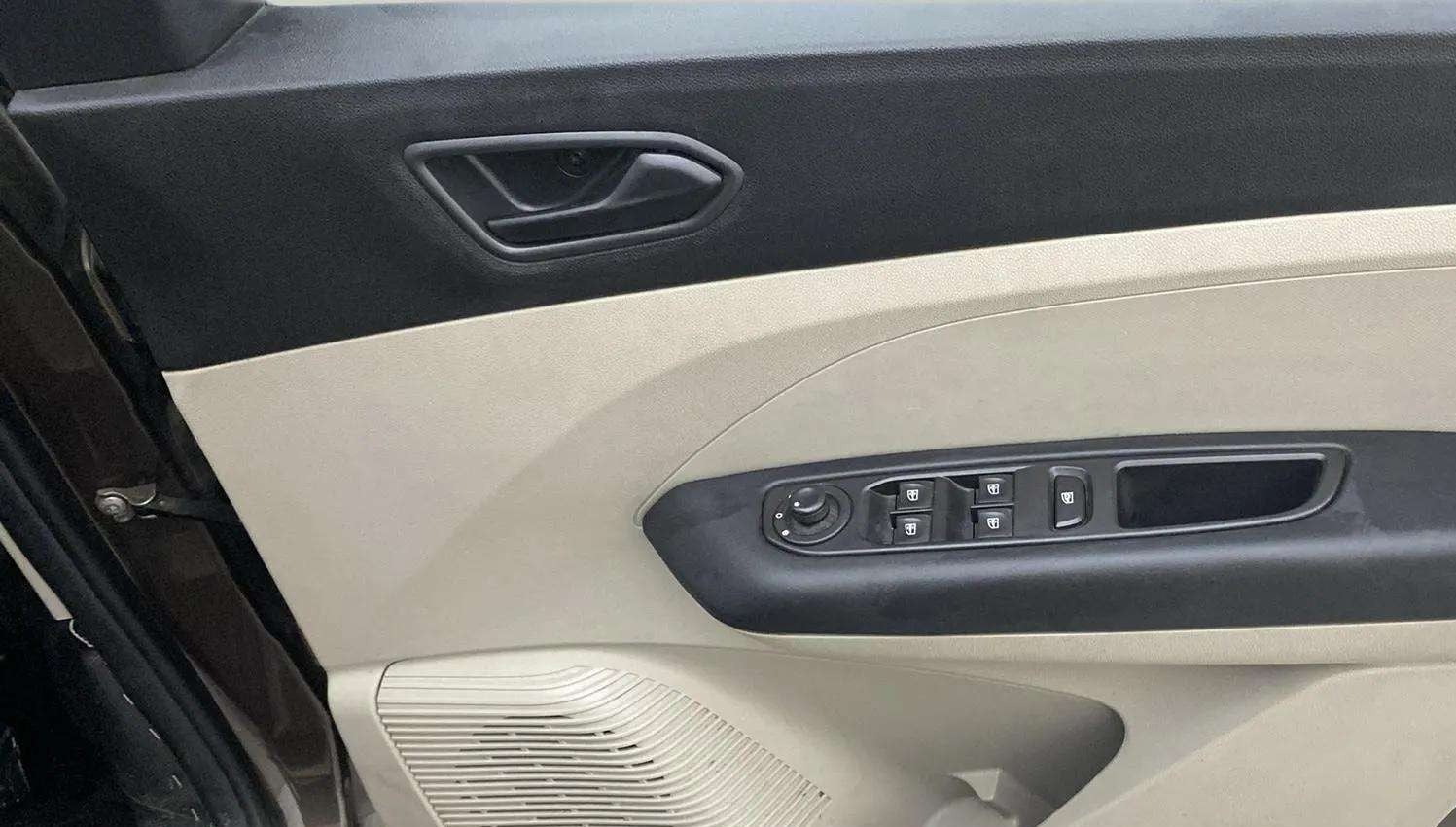 Driver-side-door-panel-control-39