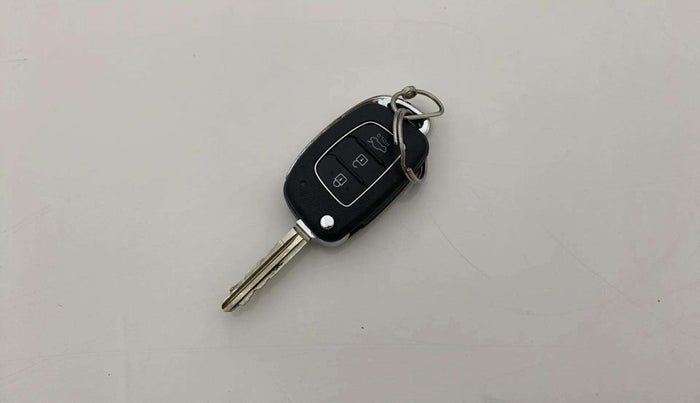 2017 Hyundai Xcent SX 1.2, Petrol, Manual, 37,266 km, Key Close Up