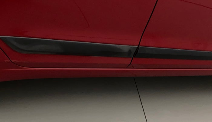 2014 Hyundai Elite i20 SPORTZ 1.4 (O) CRDI, Diesel, Manual, 1,00,003 km, Right running board - Minor scratches