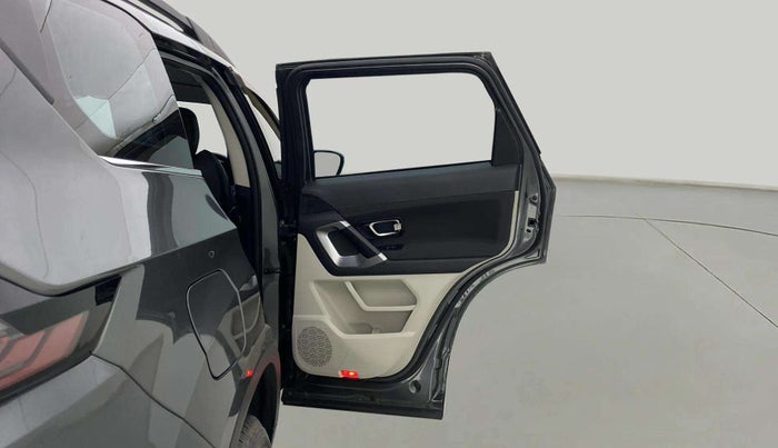2022 Tata Safari XT, Diesel, Manual, 10,810 km, RHS Rear Door