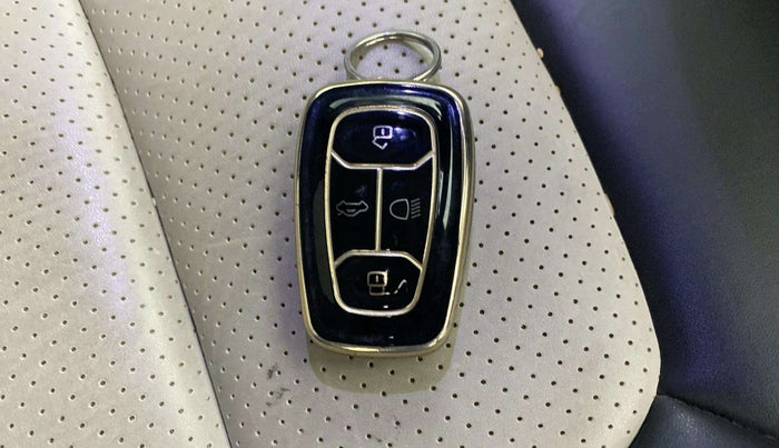 2022 Tata Safari XT, Diesel, Manual, 10,810 km, Key Close Up
