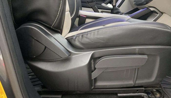 2022 Tata Safari XT, Diesel, Manual, 10,810 km, Driver Side Adjustment Panel