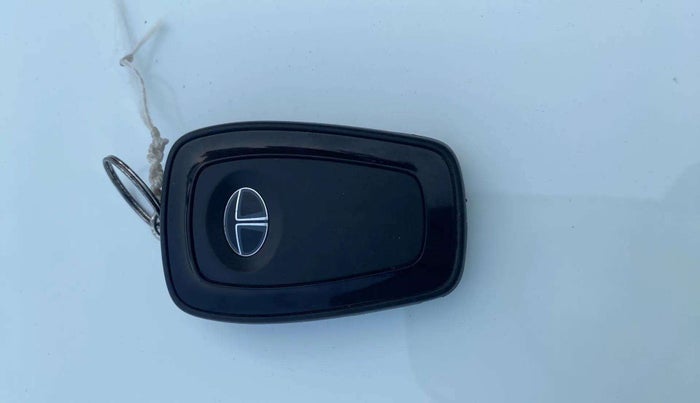 2020 Tata ALTROZ XZ DIESEL, Diesel, Manual, 24,869 km, Key Close Up