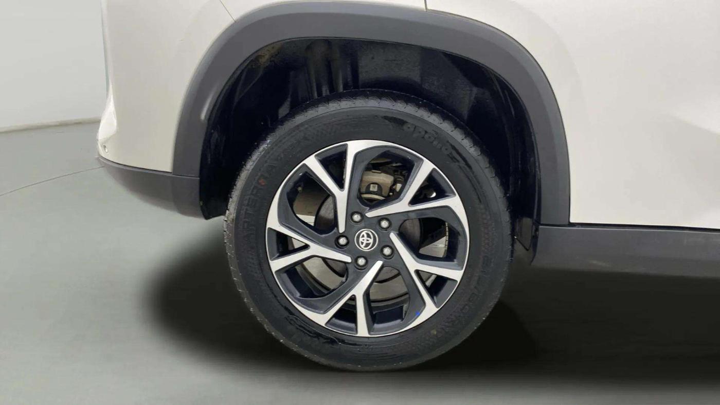 2023 Toyota URBAN CRUISER HYRYDER V NEO DRIVE, Petrol, Manual, 27,940 km, Right Rear Wheel