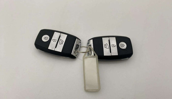 2022 KIA CARENS PRESTIGE PLUS 1.4 PETROL 7 STR, Petrol, Manual, 20,327 km, Key Close Up