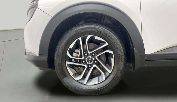 2022 KIA CARENS PRESTIGE PLUS 1.4 PETROL 7 STR, Petrol, Manual, 20,327 km, Left Front Wheel
