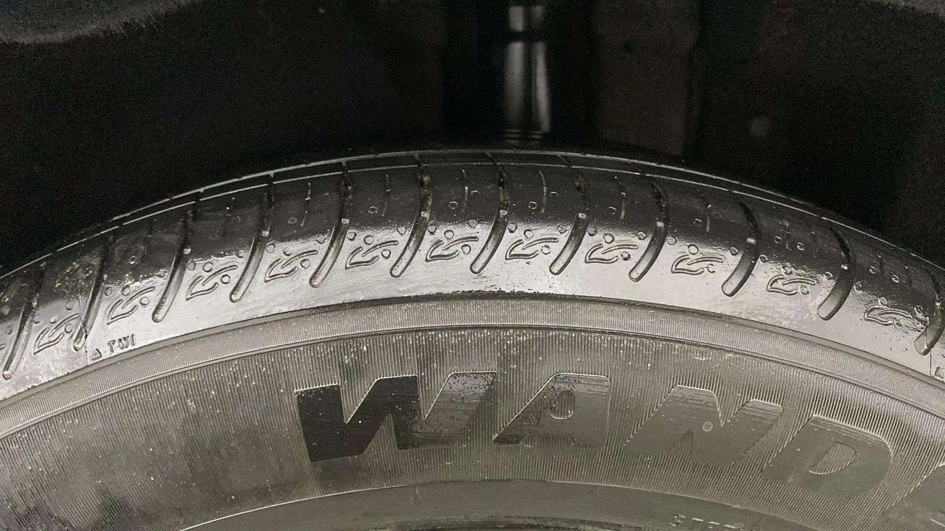 LHS-Rear-Tyre-Tread-21