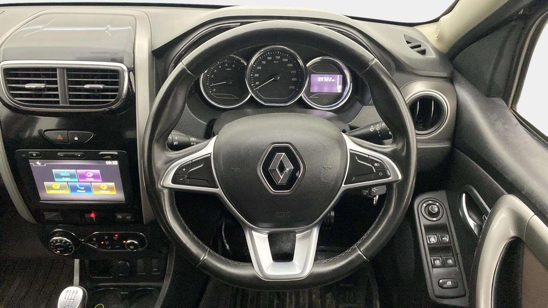 Steering-wheel-close-up-29