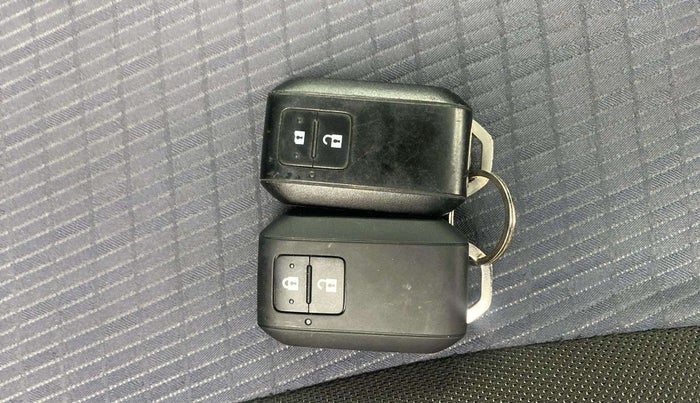 2020 Toyota Glanza V, Petrol, Manual, 17,168 km, Key Close Up