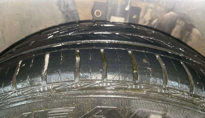 2013 Volkswagen Vento HIGHLINE 1.6 MPI, Petrol, Manual, 59,856 km, Left Front Tyre Tread