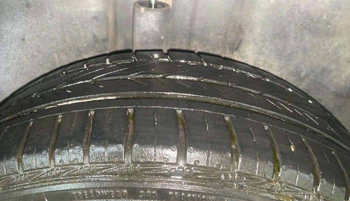 2013 Volkswagen Vento HIGHLINE 1.6 MPI, Petrol, Manual, 59,856 km, Right Rear Tyre Tread