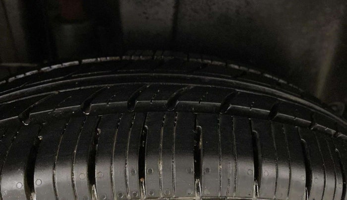 2013 Maruti Swift VXI, Petrol, Manual, 50,002 km, Right Rear Tyre Tread