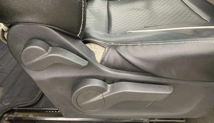 2018 Mahindra MARAZZO M4 7 STR, Diesel, Manual, 86,471 km, Driver Side Adjustment Panel
