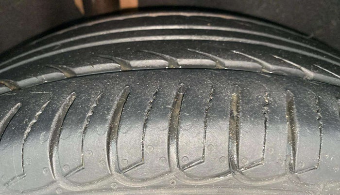 2015 Ford Ecosport TITANIUM 1.5L PETROL AT, Petrol, Automatic, 1,03,172 km, Right Rear Tyre Tread