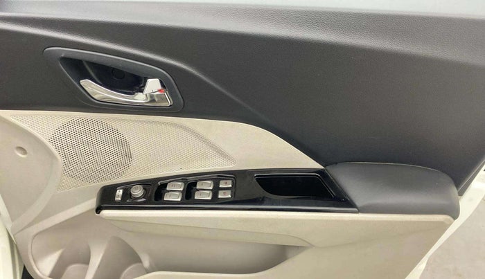 2023 Mahindra XUV300 W8 (O) 1.5 DIESEL AMT, Diesel, Automatic, 29,593 km, Driver Side Door Panels Control