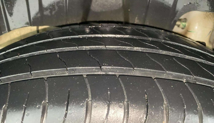 2023 Mahindra XUV300 W8 (O) 1.5 DIESEL AMT, Diesel, Automatic, 29,593 km, Right Rear Tyre Tread