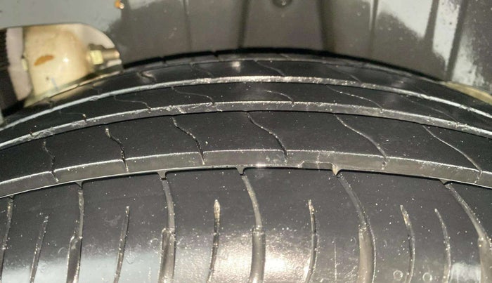 2023 Mahindra XUV300 W8 (O) 1.5 DIESEL AMT, Diesel, Automatic, 29,593 km, Left Rear Tyre Tread