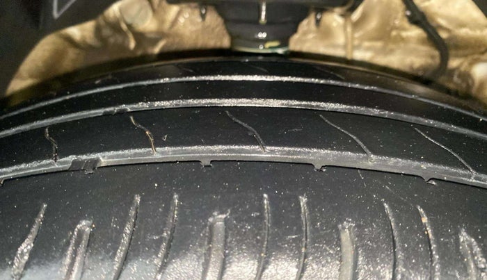 2023 Mahindra XUV300 W8 (O) 1.5 DIESEL AMT, Diesel, Automatic, 29,593 km, Right Front Tyre Tread