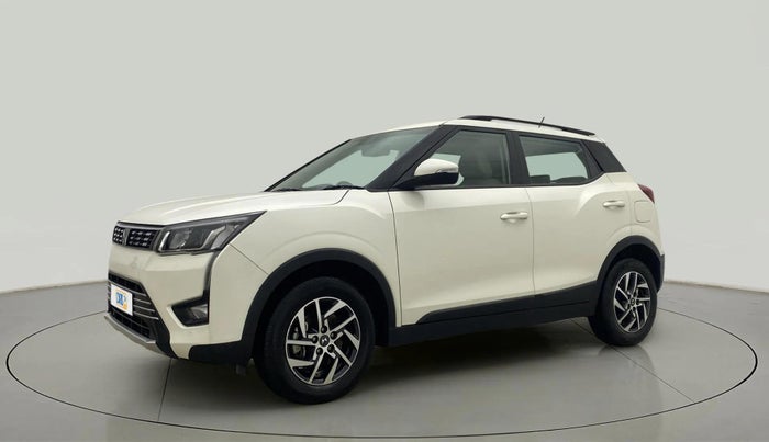2023 Mahindra XUV300 W8 (O) 1.5 DIESEL AMT, Diesel, Automatic, 29,593 km, Left Front Diagonal
