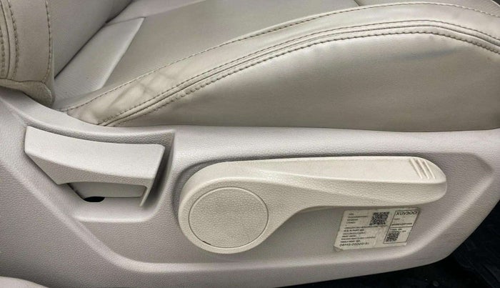 2023 Mahindra XUV300 W8 (O) 1.5 DIESEL AMT, Diesel, Automatic, 29,593 km, Driver Side Adjustment Panel