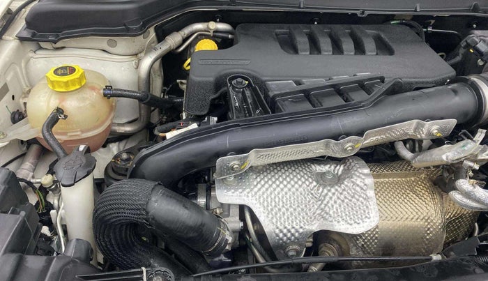 2023 Mahindra XUV300 W8 (O) 1.5 DIESEL AMT, Diesel, Automatic, 29,593 km, Engine View - Right