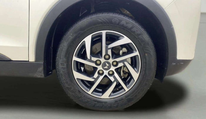 2023 Mahindra XUV300 W8 (O) 1.5 DIESEL AMT, Diesel, Automatic, 29,593 km, Right Front Wheel