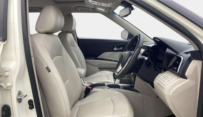 2023 Mahindra XUV300 W8 (O) 1.5 DIESEL AMT, Diesel, Automatic, 29,593 km, Right Side Front Door Cabin