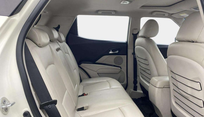 2023 Mahindra XUV300 W8 (O) 1.5 DIESEL AMT, Diesel, Automatic, 29,593 km, Right Side Rear Door Cabin
