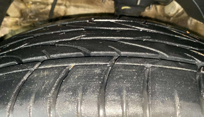 2023 Mahindra XUV300 W8 (O) 1.5 DIESEL AMT, Diesel, Automatic, 29,593 km, Left Front Tyre Tread