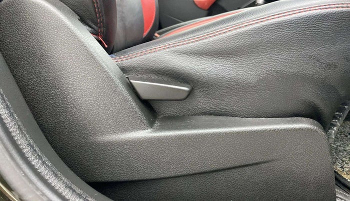 2018 Renault Duster RXS CVT, Petrol, Automatic, 27,458 km, Driver Side Adjustment Panel