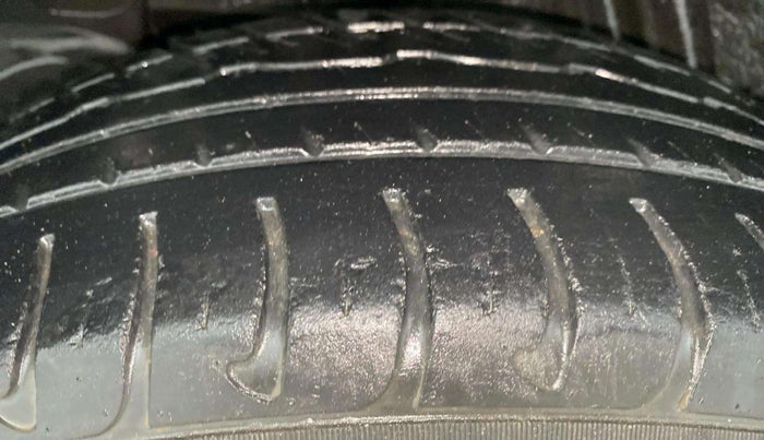 2018 Renault Duster RXS CVT, Petrol, Automatic, 27,458 km, Right Rear Tyre Tread