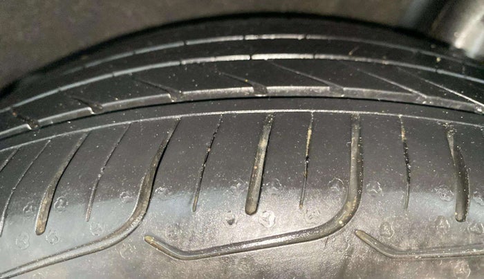 2016 Maruti Baleno ALPHA PETROL 1.2, Petrol, Manual, 71,989 km, Left Rear Tyre Tread