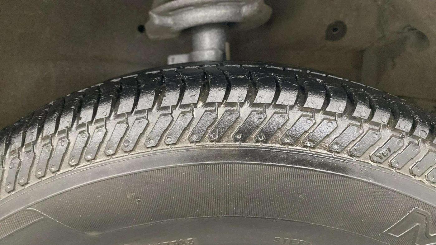 2017 Maruti Swift VXI, Petrol, Manual, 34,288 km, Right Front Tyre Tread