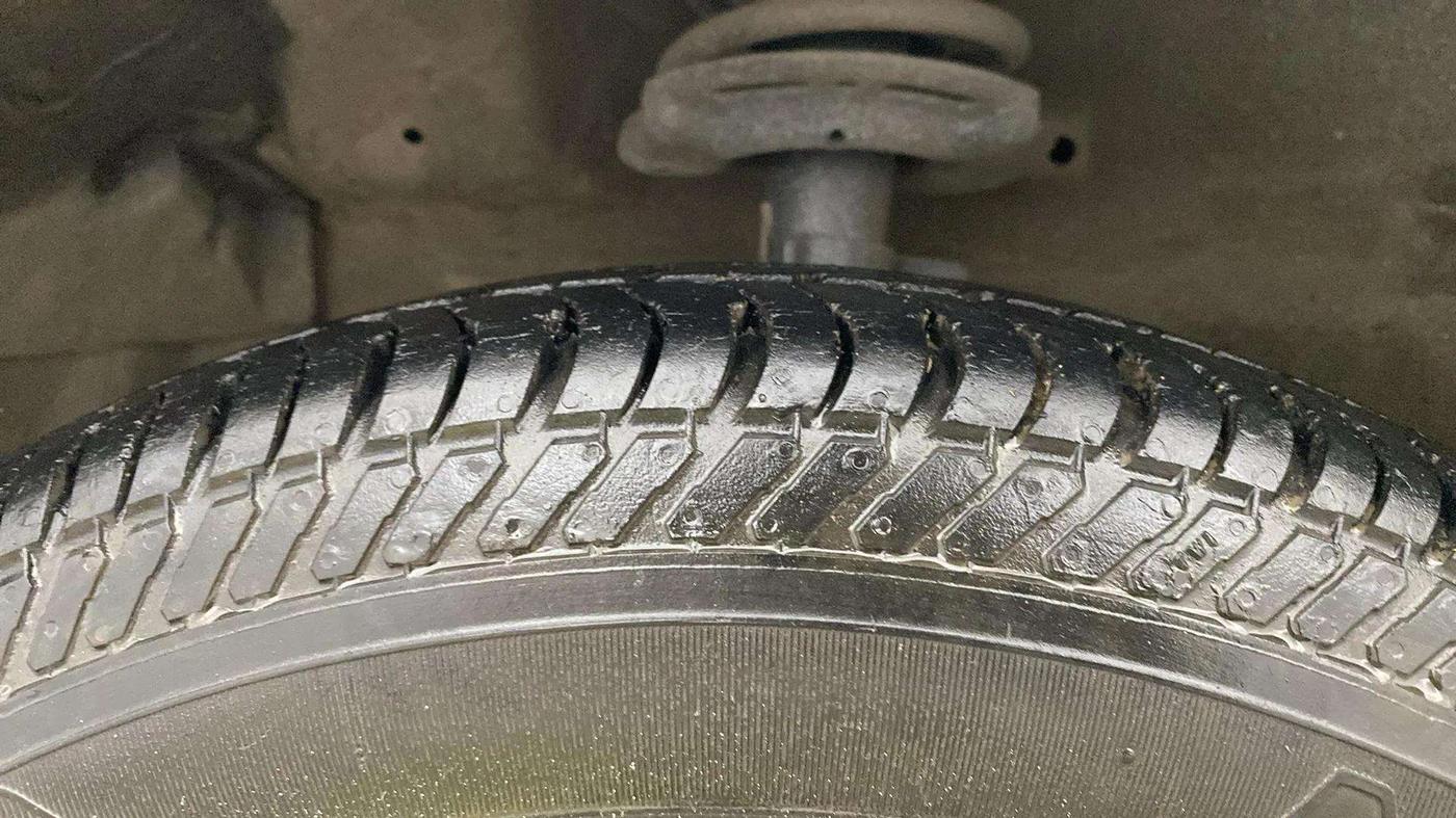 2017 Maruti Swift VXI, Petrol, Manual, 34,288 km, Left Front Tyre Tread