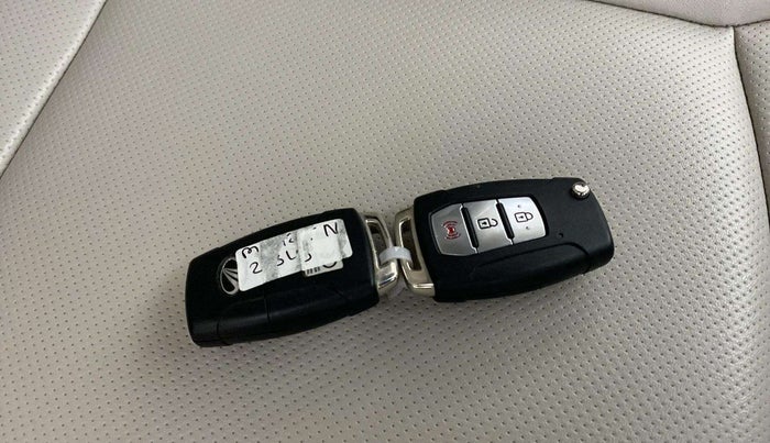 2021 Mahindra XUV300 W8 (O) 1.5 DIESEL AMT, Diesel, Automatic, 61,466 km, Key Close Up