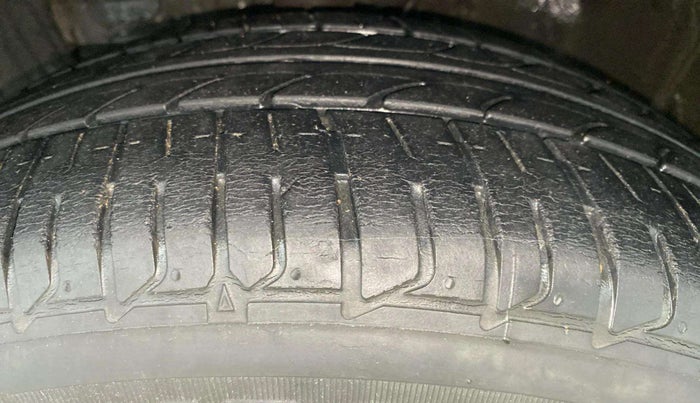 2020 Hyundai Elite i20 ASTA 1.2 (O), Petrol, Manual, 28,087 km, Left Front Tyre Tread